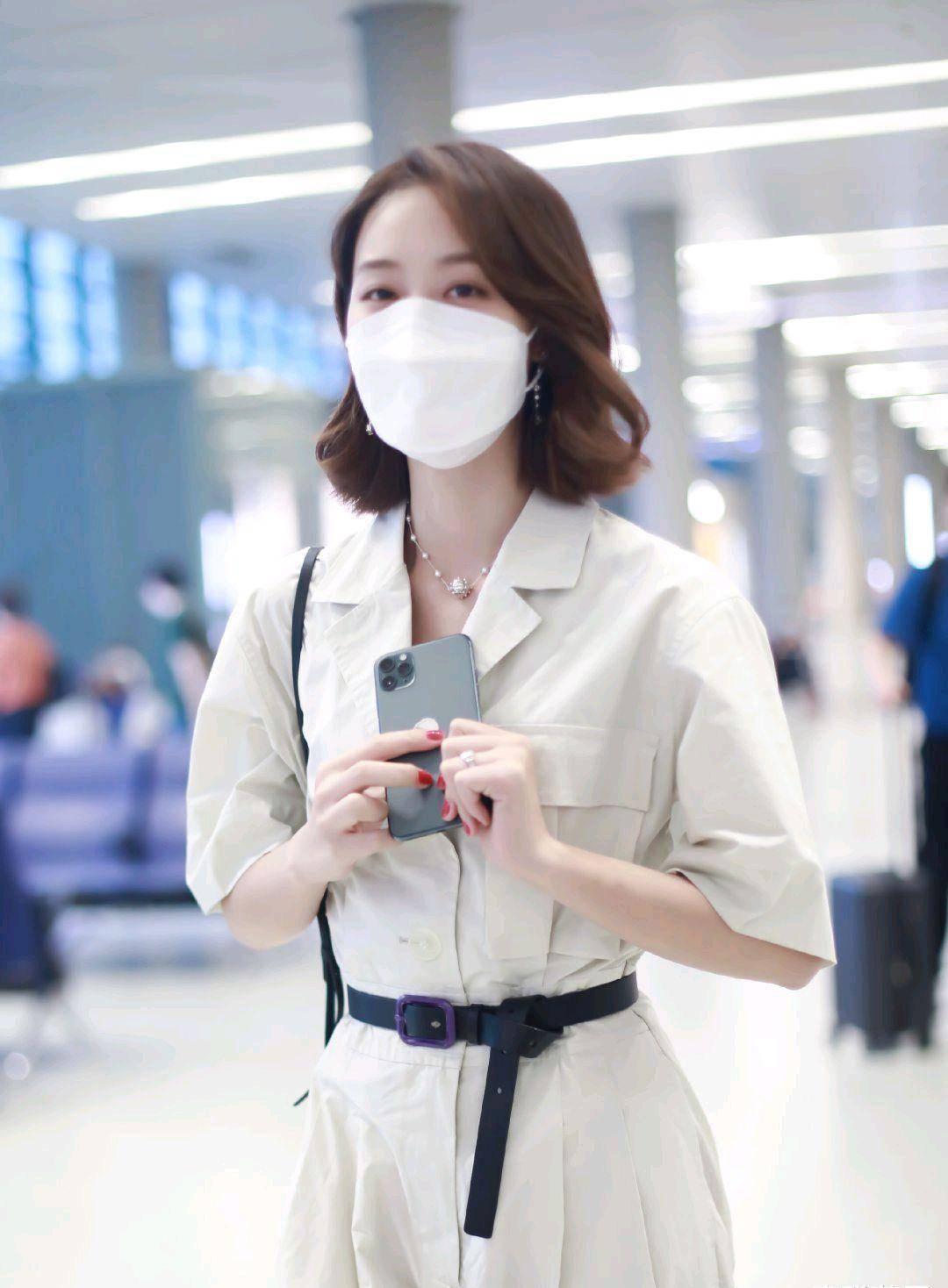 蓝盈莹身穿米白色连体裤走机场,巧用黑色腰带收腰,这样穿很高级_时尚