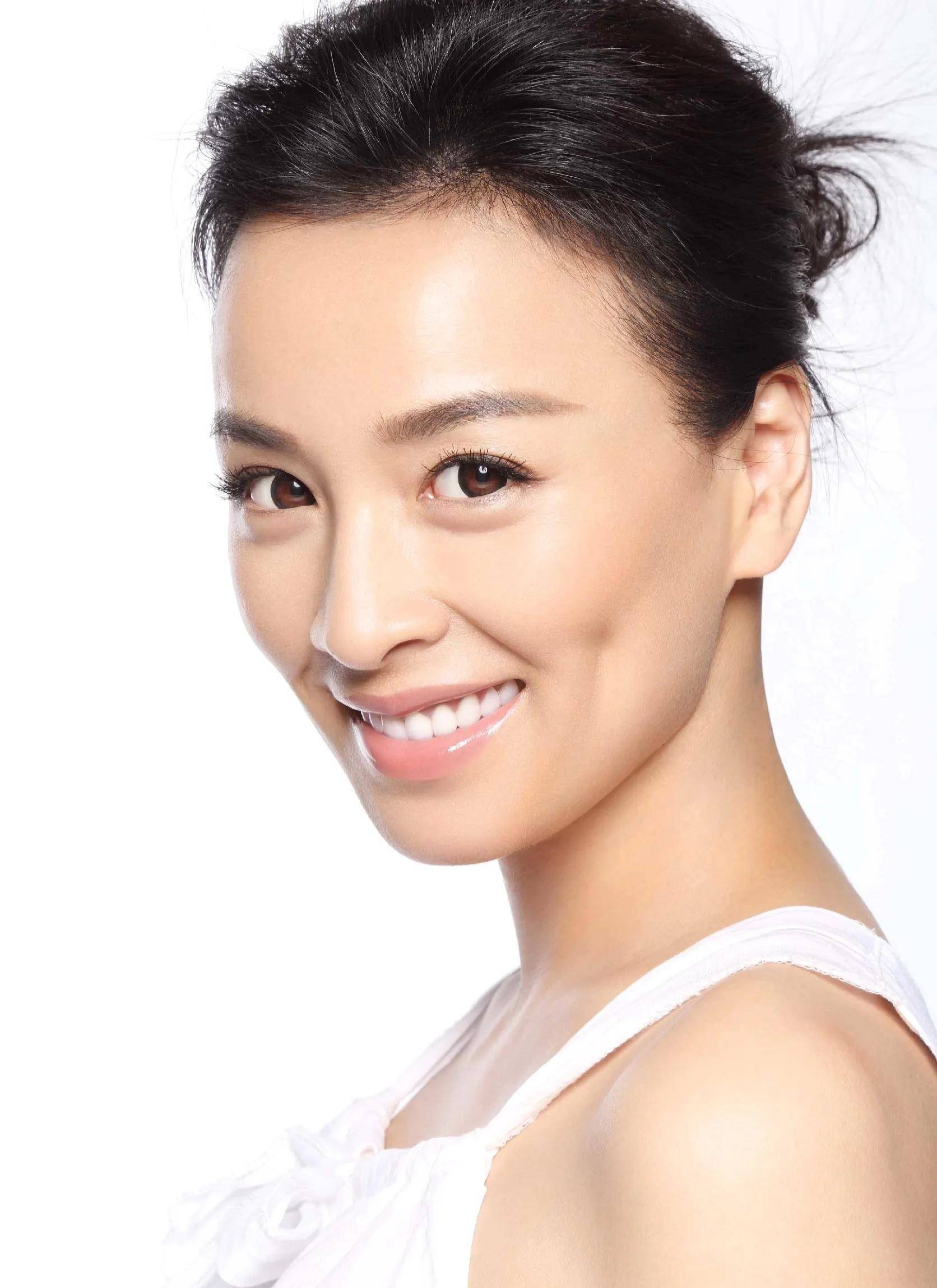 52岁的张庭现身新加坡,面容憔悴如老妇,没想到卸妆之后大跌眼镜_林瑞