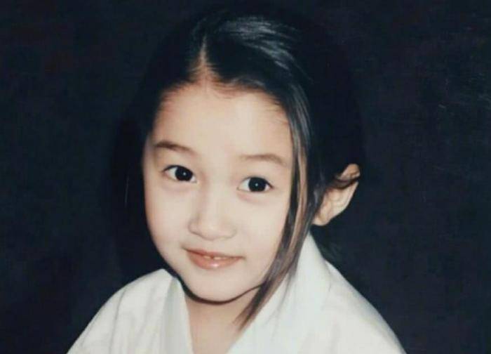 关晓彤是童星出道,从小就进军娱乐圈.