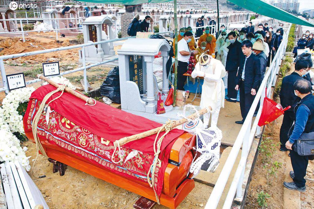 郭富城母亲安葬仪式 携妻女送别亡母哀恸痛哭_香港_方媛_遗照