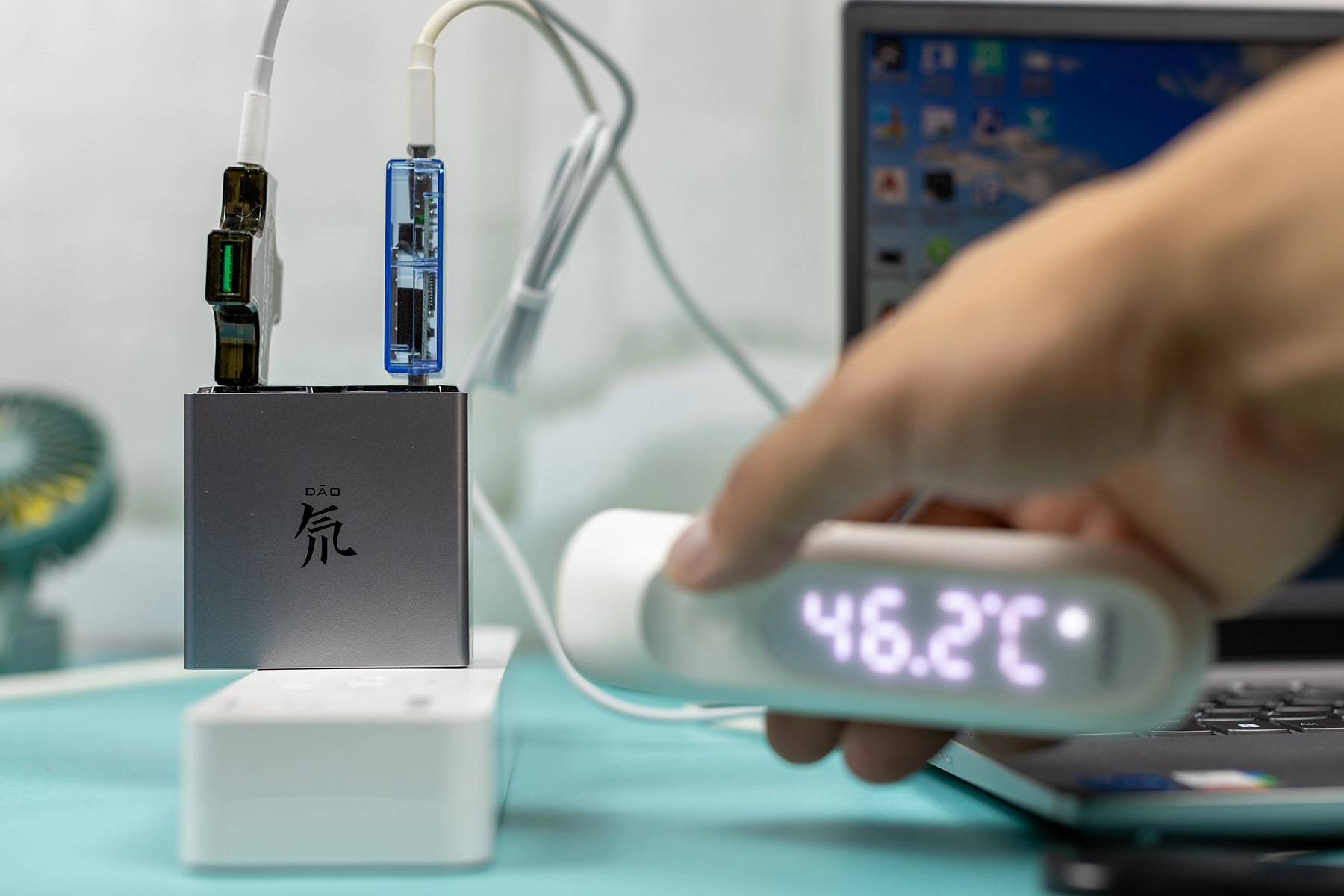 努比亚氘锋100W氮化镓充电器，体积小充电快，4口输出效率倍增