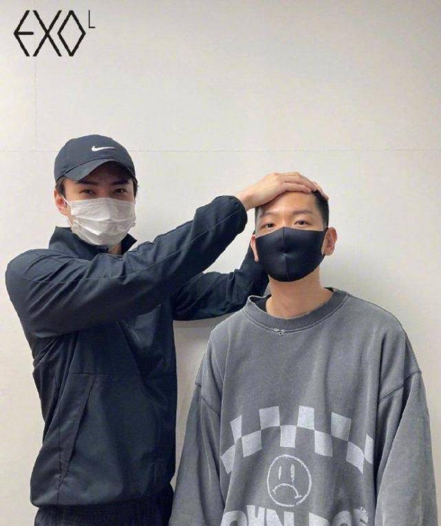 exo边伯贤入伍现场曝光,黑色穿搭像大学生入学,小细节显团魂_照片