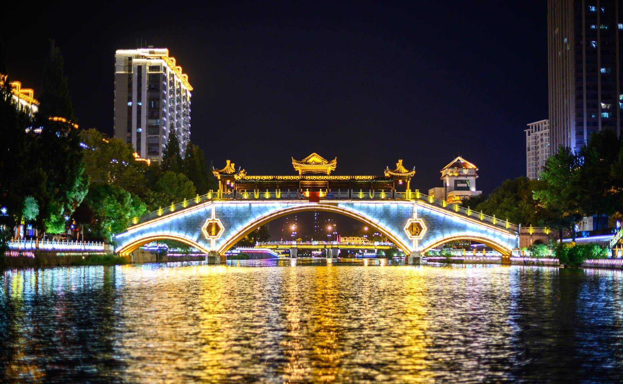 那么,你有去过江苏淮安里运河文化长廊吗?晚上乘船游览过沿岸风光吗?