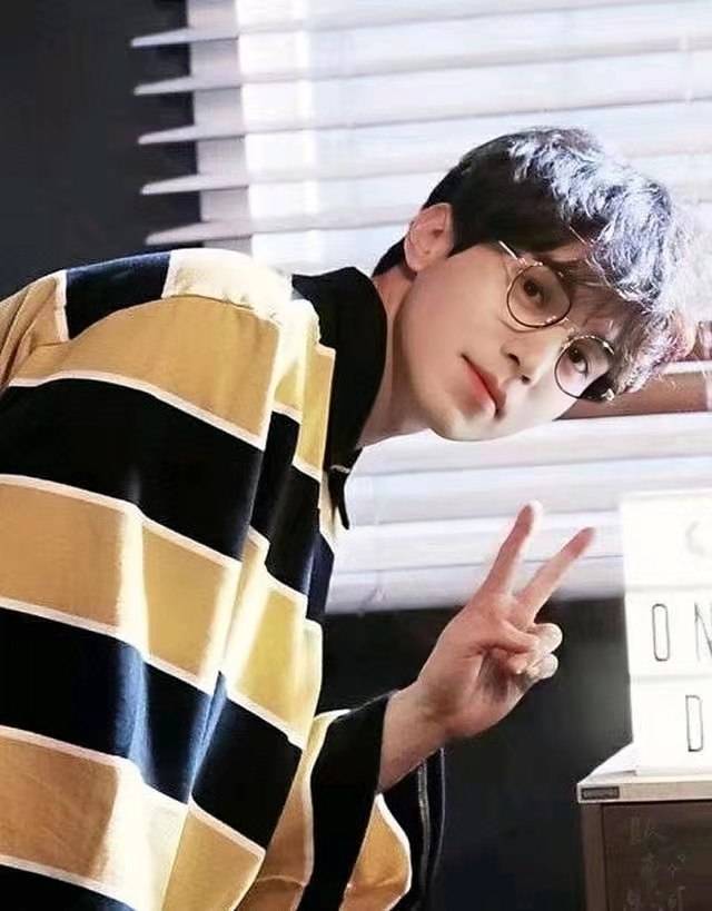 这是40岁的李栋旭?这才是冻龄男神!他的打扮带来了无限穿搭灵感!