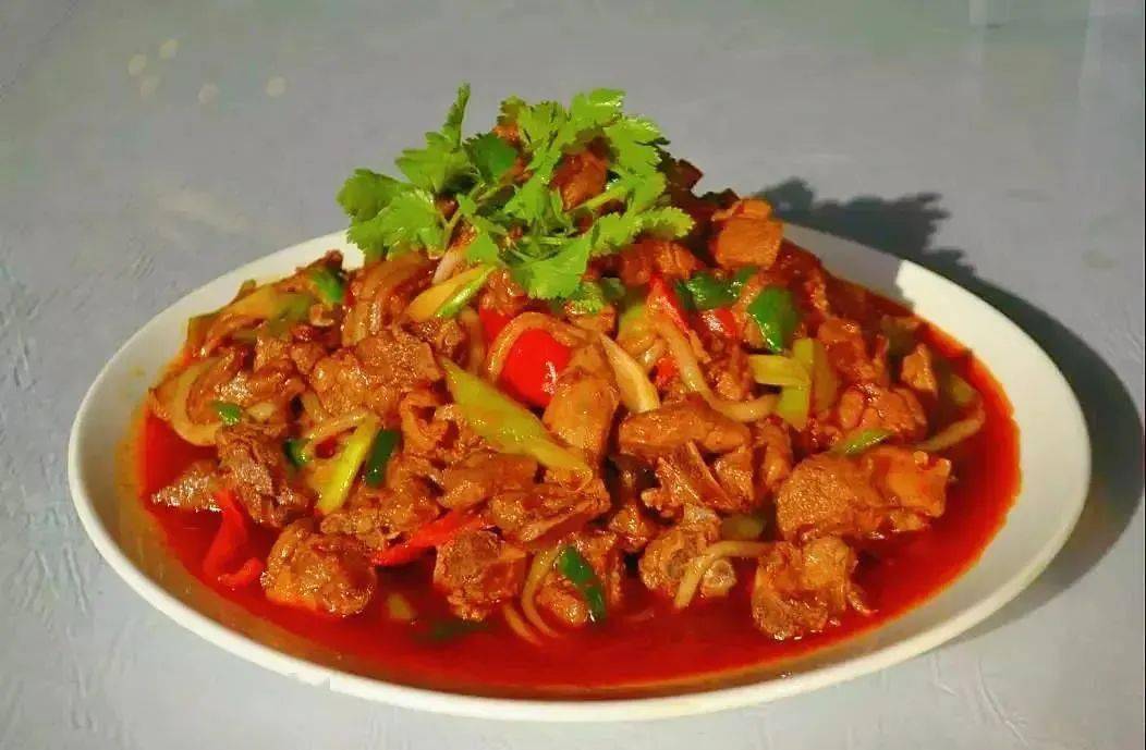 经过爆炒的羊羔肉色泽棕红,肉质软嫩,肥而不腻,搭配充分吸收了肉香和