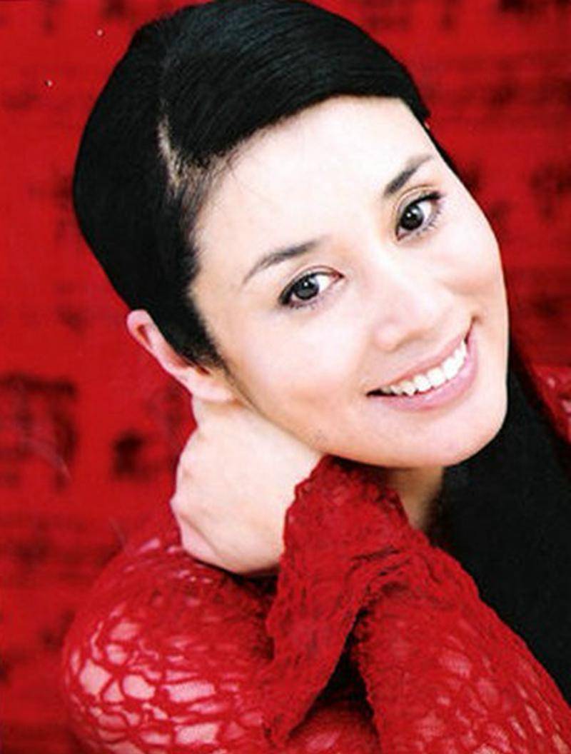 读书期间,李凤绪在电影《青春祭》中饰演李纯,在《给咖啡加点糖》中