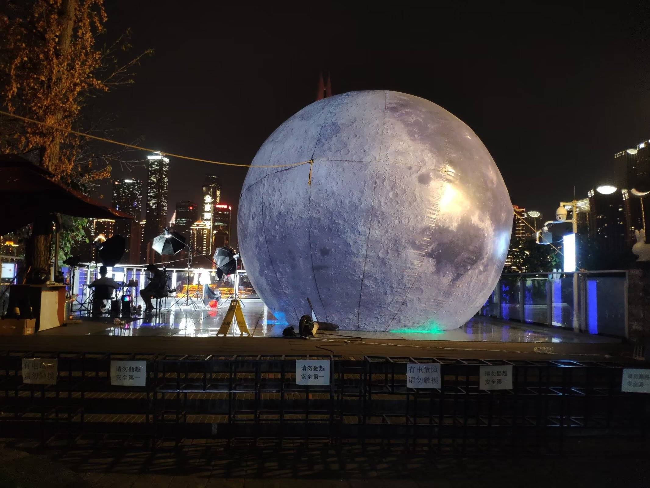 重庆龙门浩老街现巨型"人造月亮",市民围观"圆月"迎中秋_星光_游客