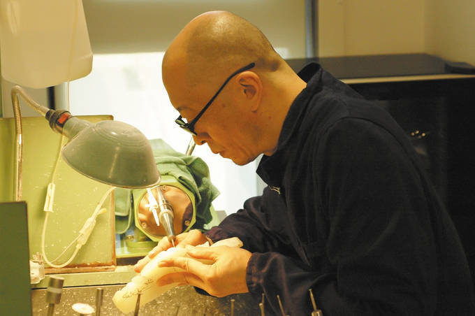 杨 曦(号南石)正高级工艺美术师,中国工艺美术大师,国家级非物质文化