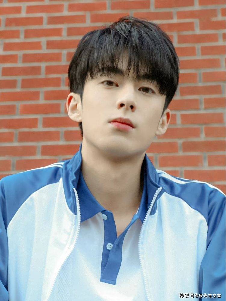 王鹤棣帅气学生照收藏_文案_wenan_张就更