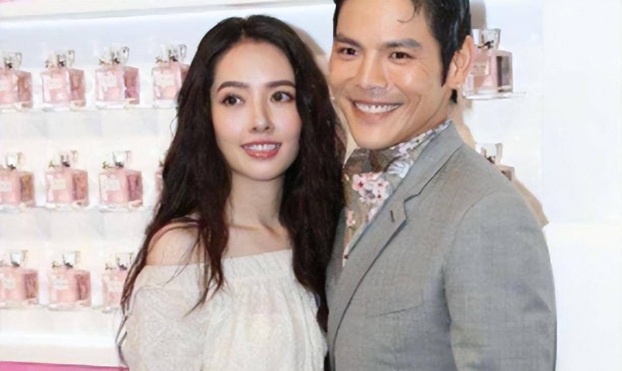 向佐在绯闻后第一次现身,脸上挂着笑容,心情不错,看来郭碧婷听了婆婆