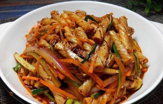 多吃豆制品好:凉拌豆筋,营养丰富做法简单,10来分钟轻松搞定_洋葱