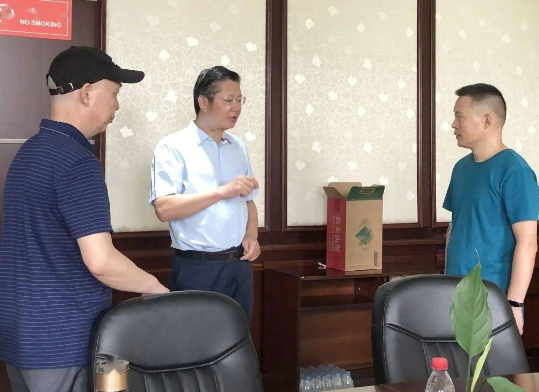 杜海波看望慰问涪陵五中教师在涪陵荔枝希望小学四环路校区,杜海波边