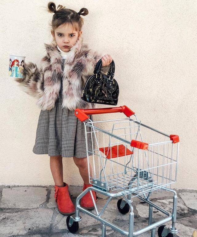 戏精双胞胎emma和mila教你穿衣服了,又萌又抢镜穿搭值得学习!