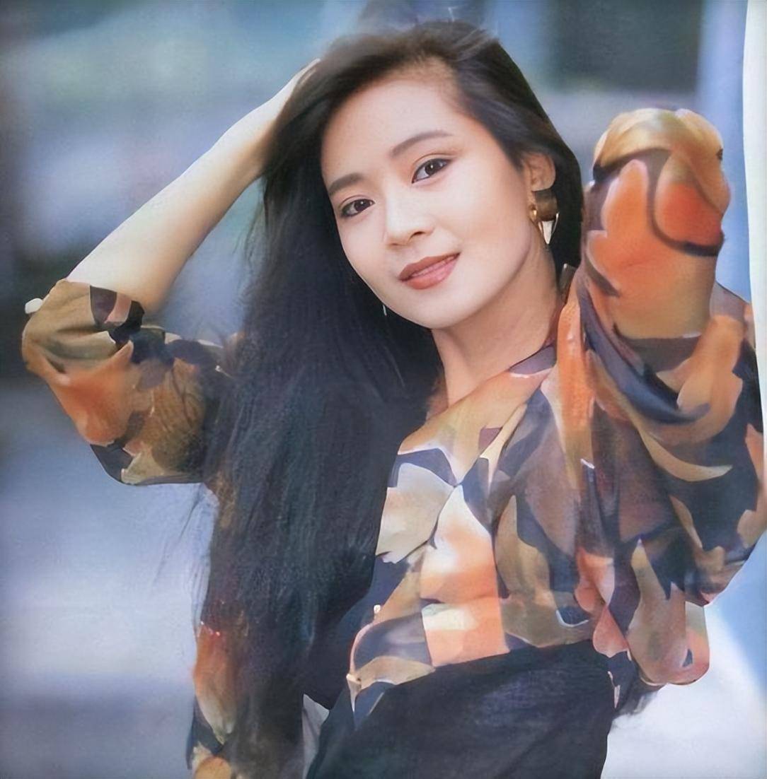 58岁"婉君"俞小凡近照,年轻时美得楚楚动人,老了也精致优雅_造型_女性