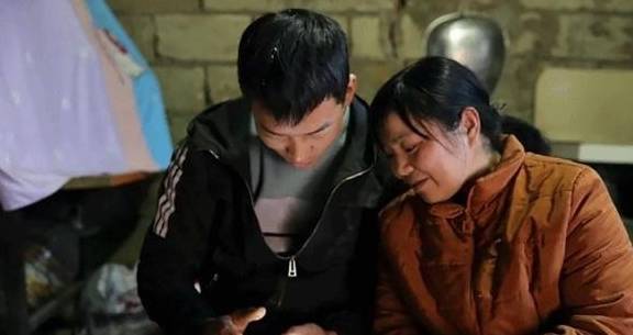 36岁妈妈净身出户嫁25岁穷小伙,称:他很好,是个暖男!