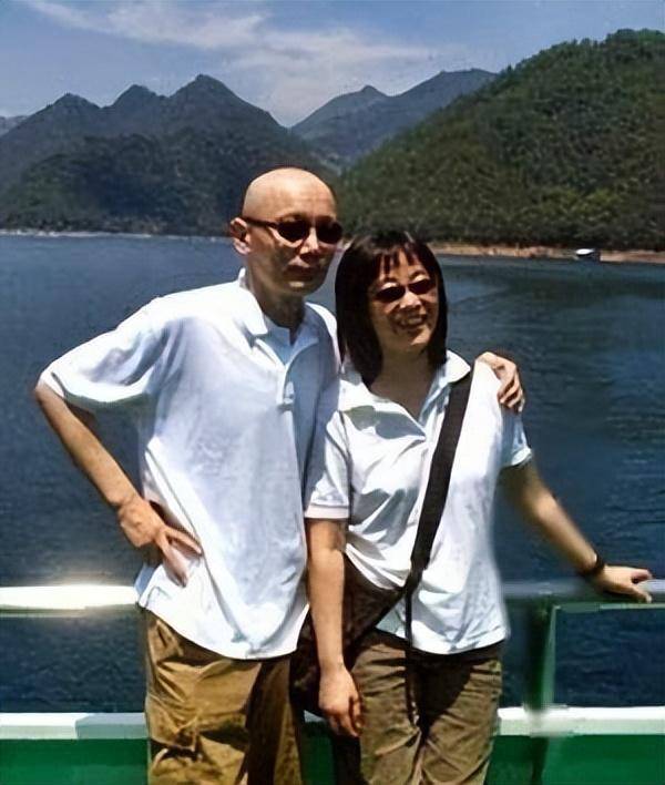 60岁葛优和老婆近照曝光,低调支持葛优事业30年,膝下无子成遗憾_贺聪