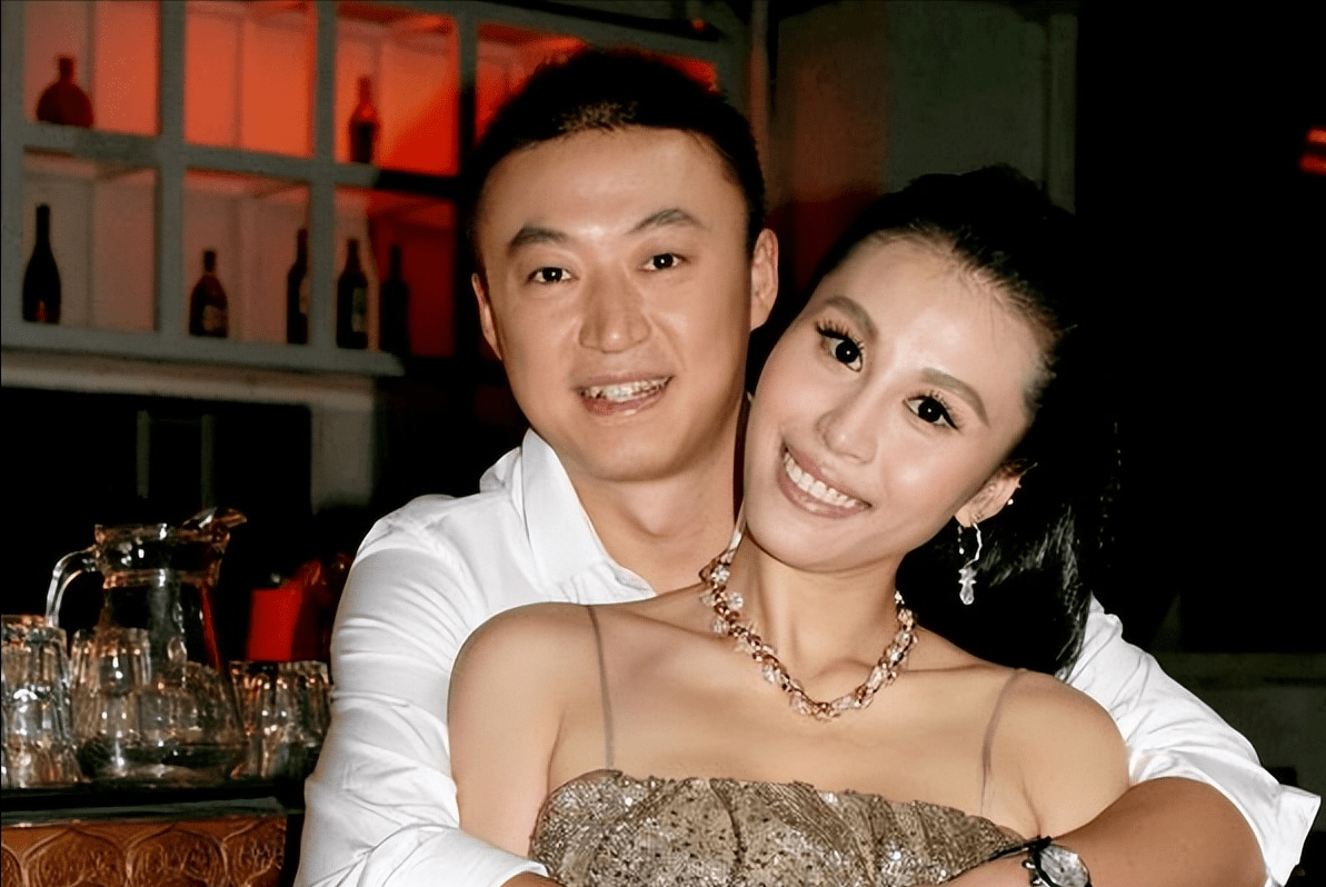 马琳参加酒局直播,2婚娇妻罕见出境,娇羞回应李国庆尴尬提问_张雅晴