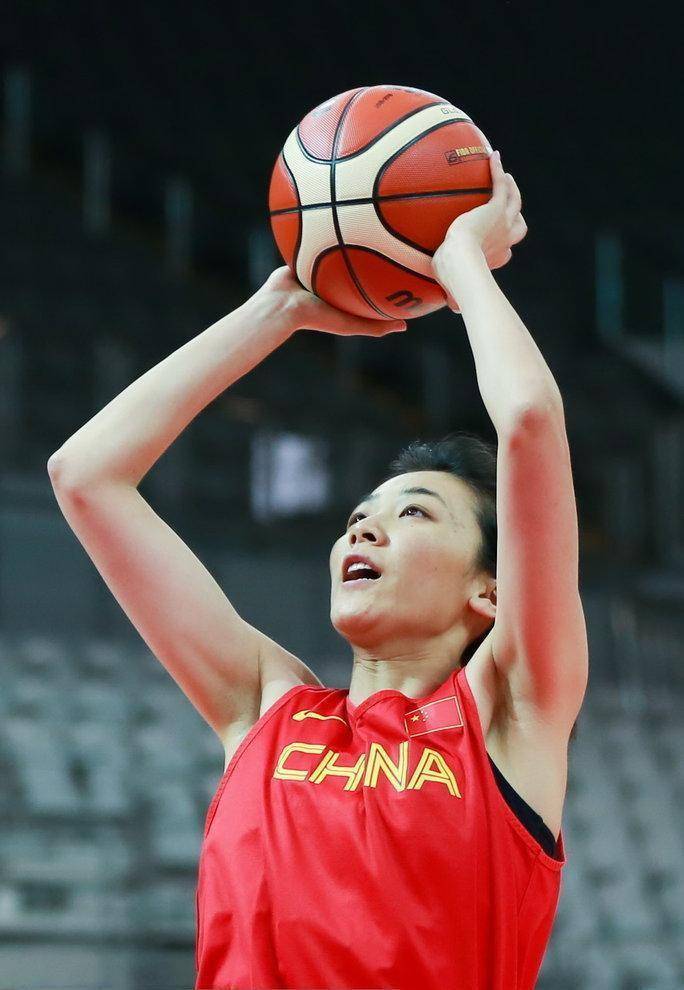 2019年,代表中国队参加世界军人运动会并最终获得女篮冠军.