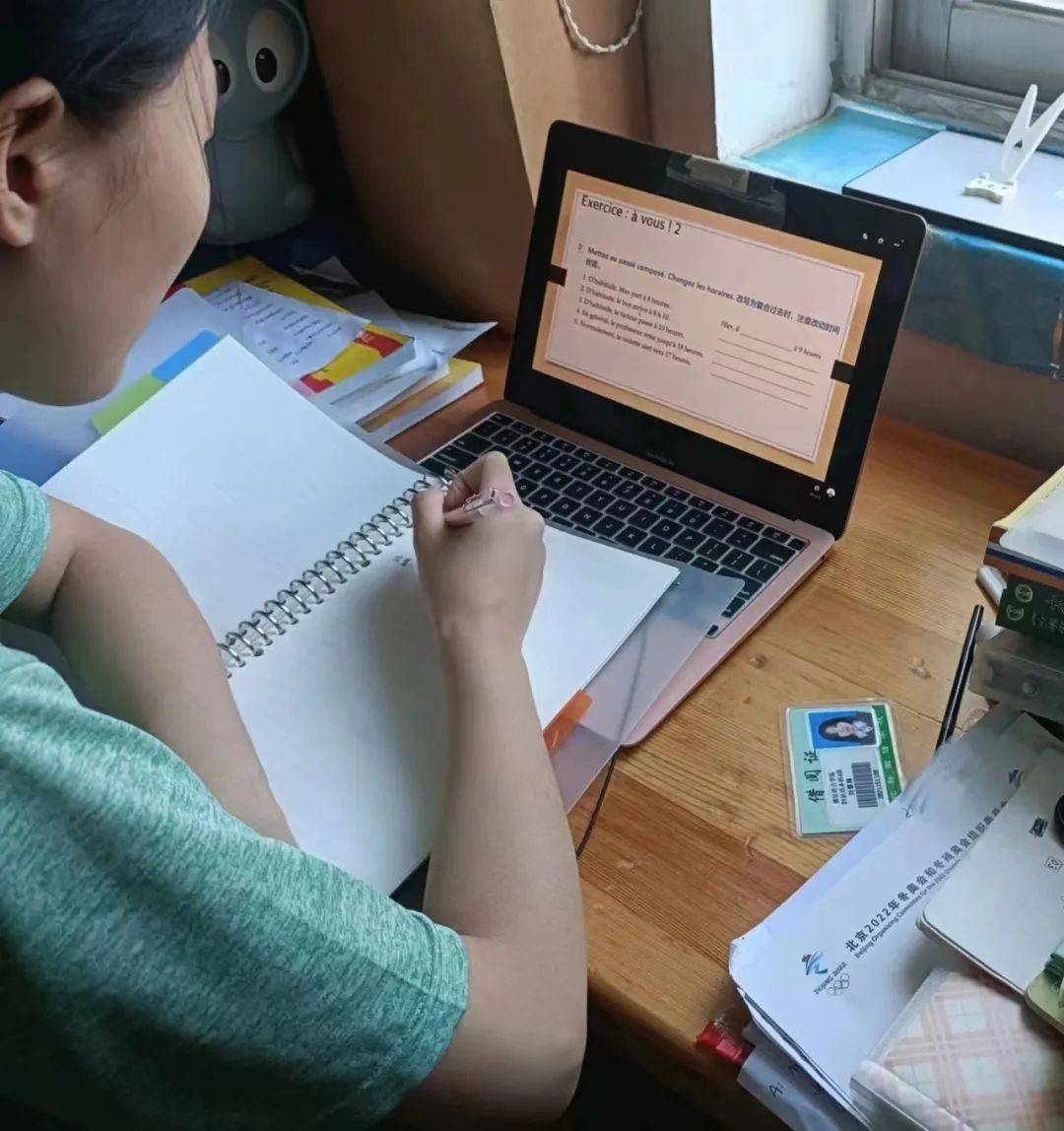 9月7日,河北外国语学院2022级专,本科新生线上开课啦!