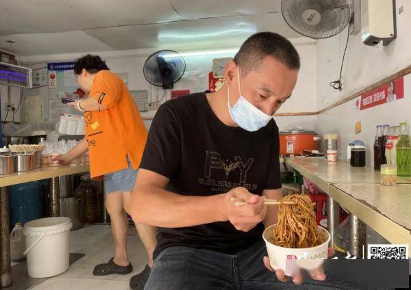 一天卖400碗热干面,老板却天天在别家店吃面_店里_戴满_同行