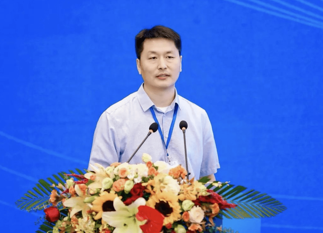 图为首钢技术研究院副院长王松涛作主题报告