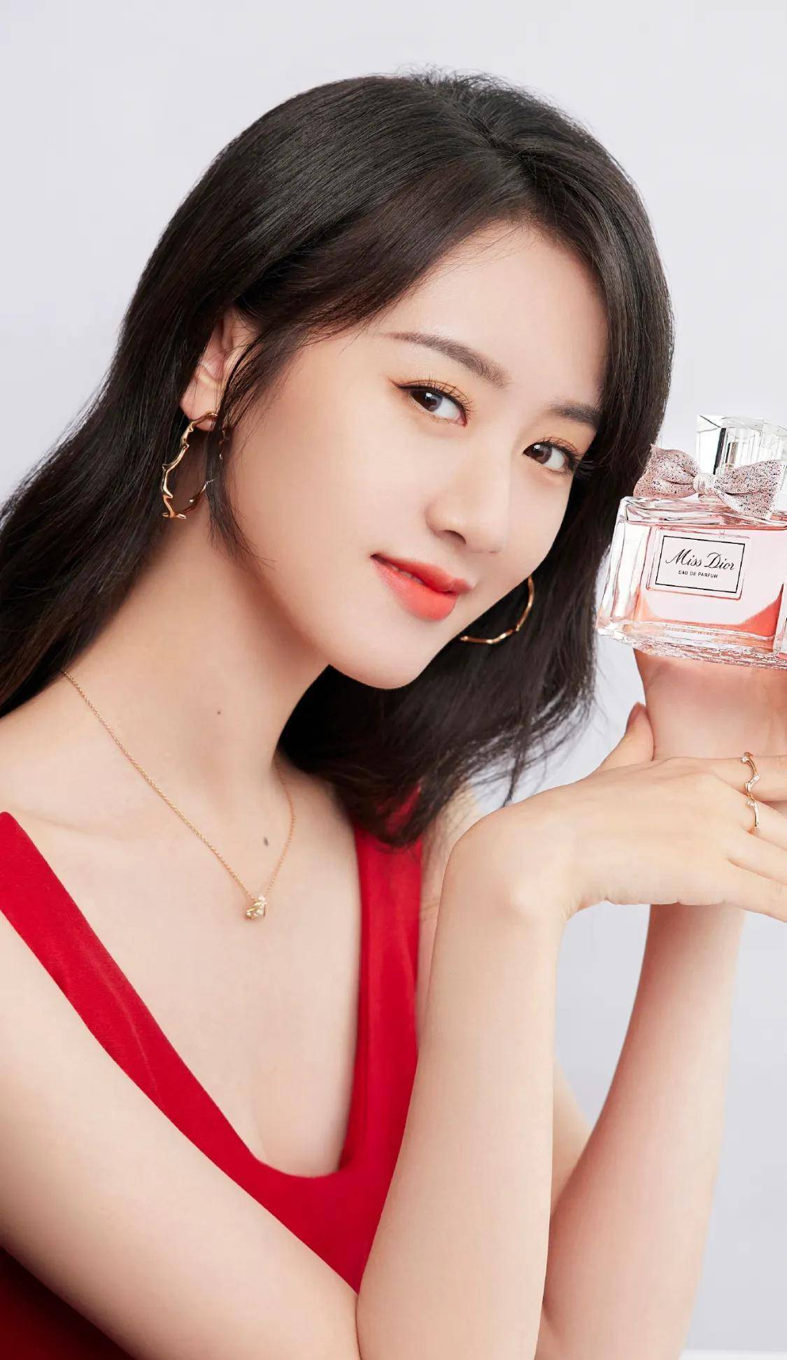 灵感光线随形,尽显浪漫意韵,袁冰妍美貌在线,气质非凡_故事_阳光和