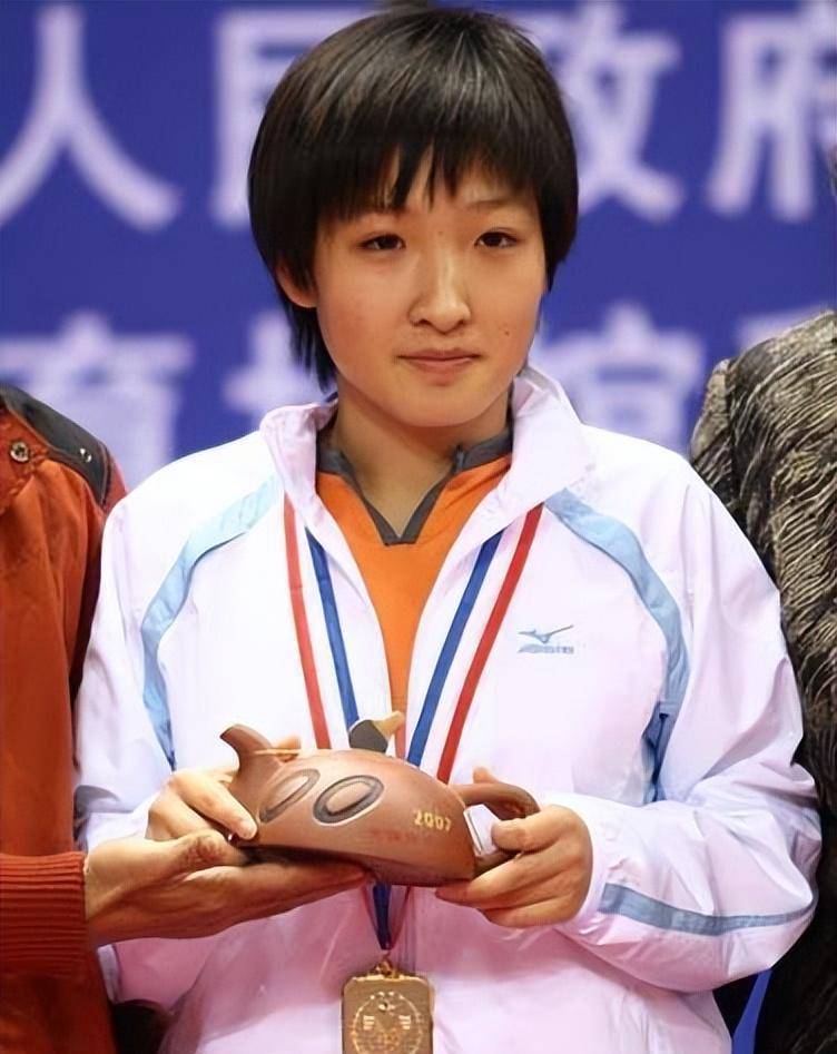 刘诗雯小时候与日本乒乓球女神的合影,那个时候的她,单纯又可爱,现在