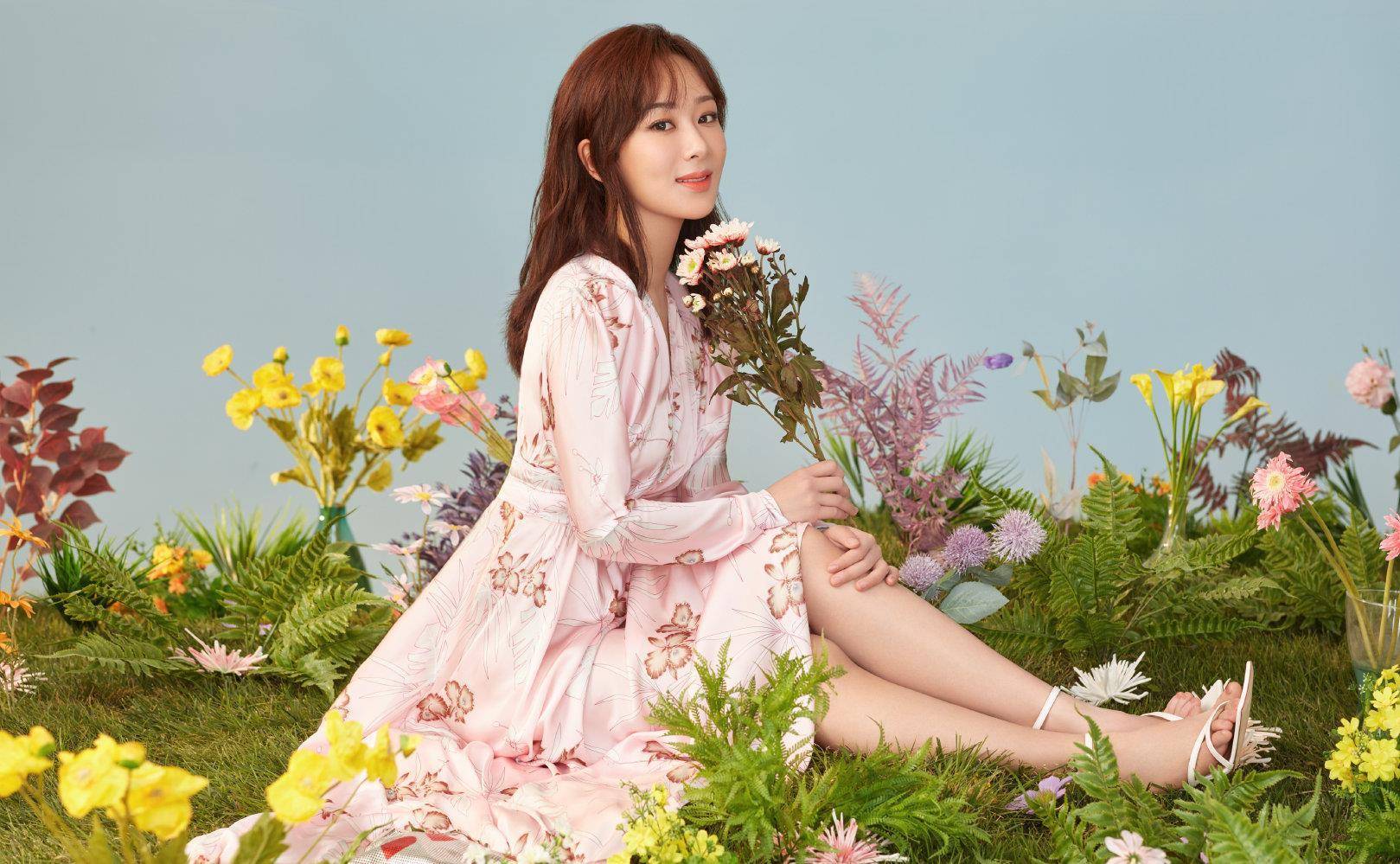 杨紫最新时尚大片曝光,演绎优雅俏女人风格,私服穿搭更是惹人羡_气息