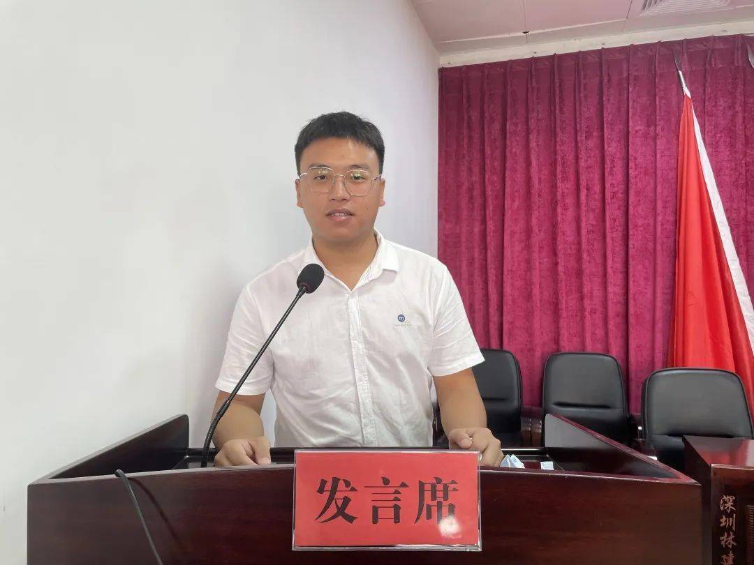 黄剑波老师代表获奖老师向南安市各级领导,乡党委政府表示衷心的感谢