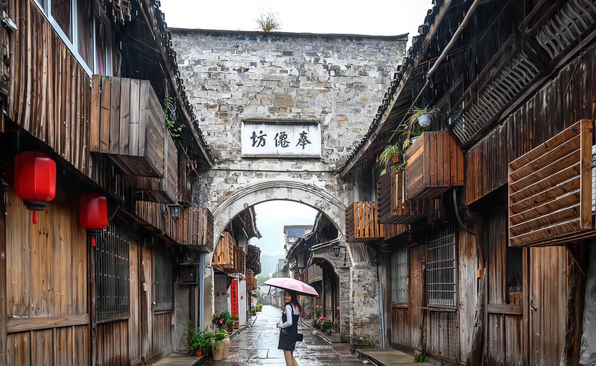 它是临海第一古街，满载了台州府城千余年的古韵遗风，门票免费