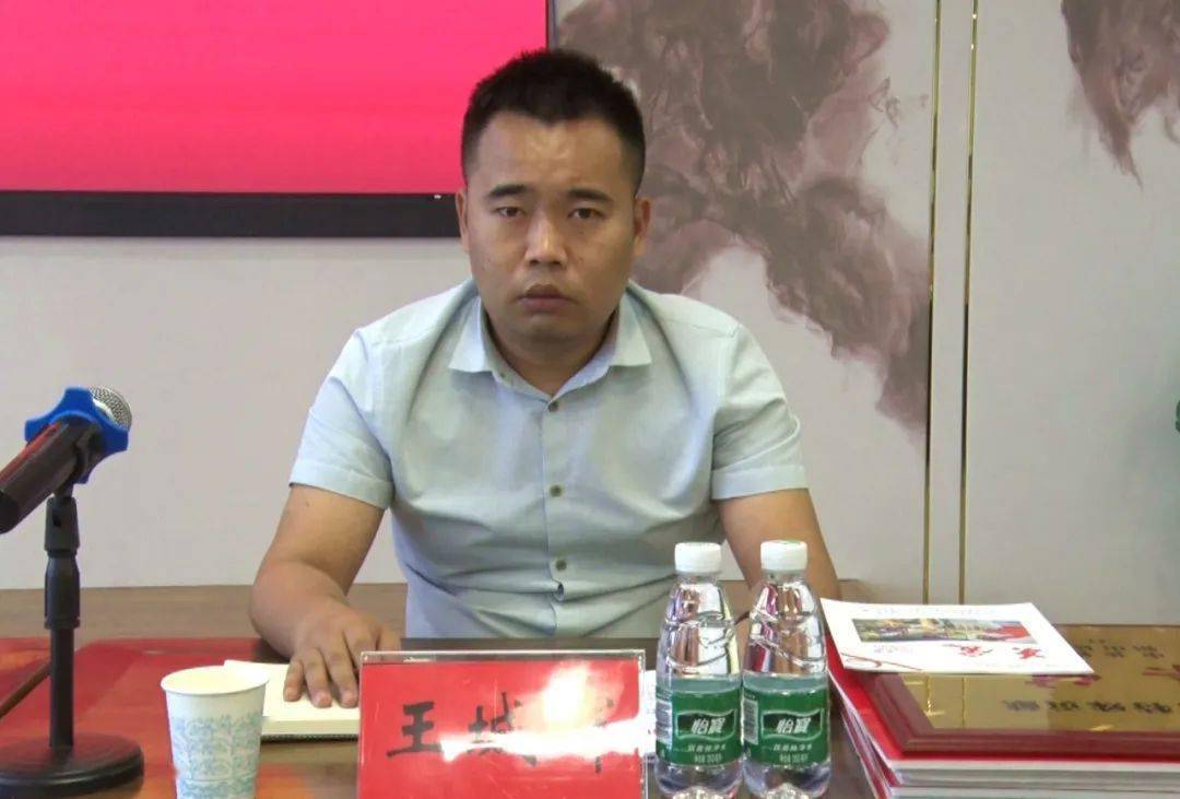 会上,王城辉宣读了表扬决定,表彰奖励了突出贡献奖单位和个人.