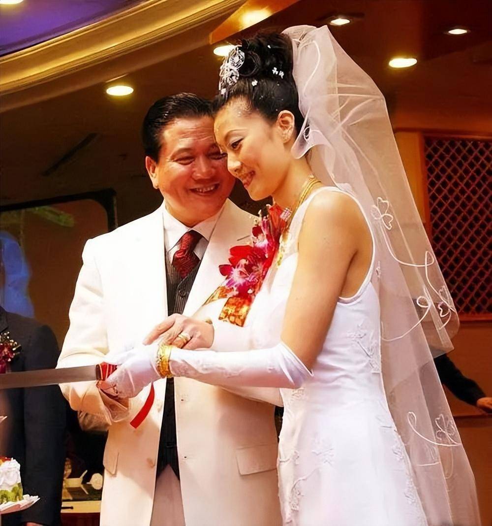 万梓良与恬妞离婚26年:他做河南女婿46岁当父亲,她单身有烦恼_邓萃雯