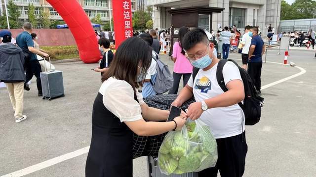 武汉一大学特殊新生报到，用家乡莲蓬感恩暑期家访教师