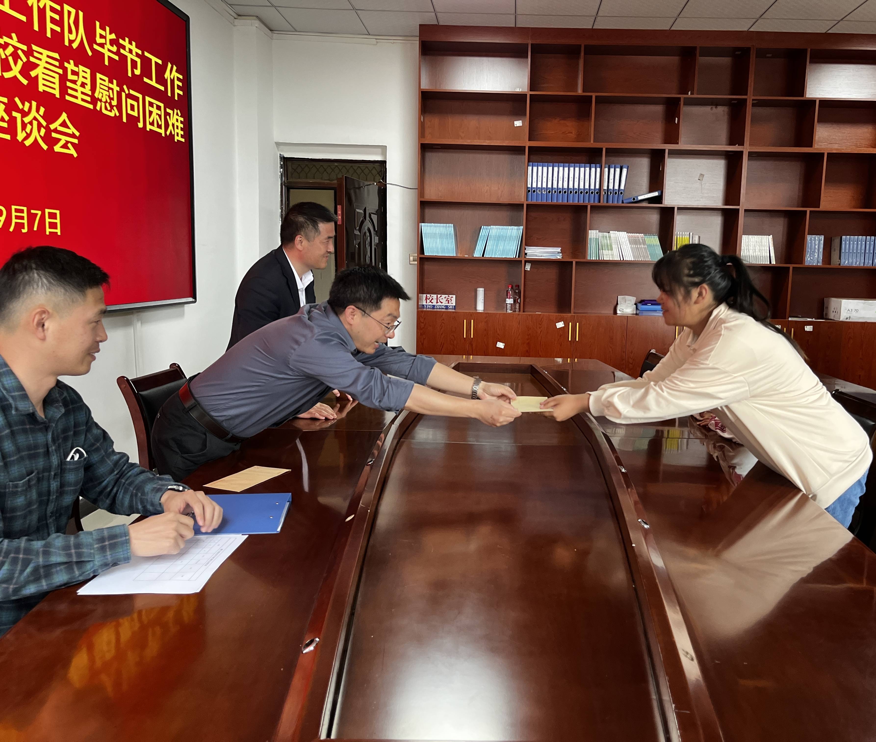 丁力详细询问了她们的现在的生活状况,学习情况等,勉励她们好好学习