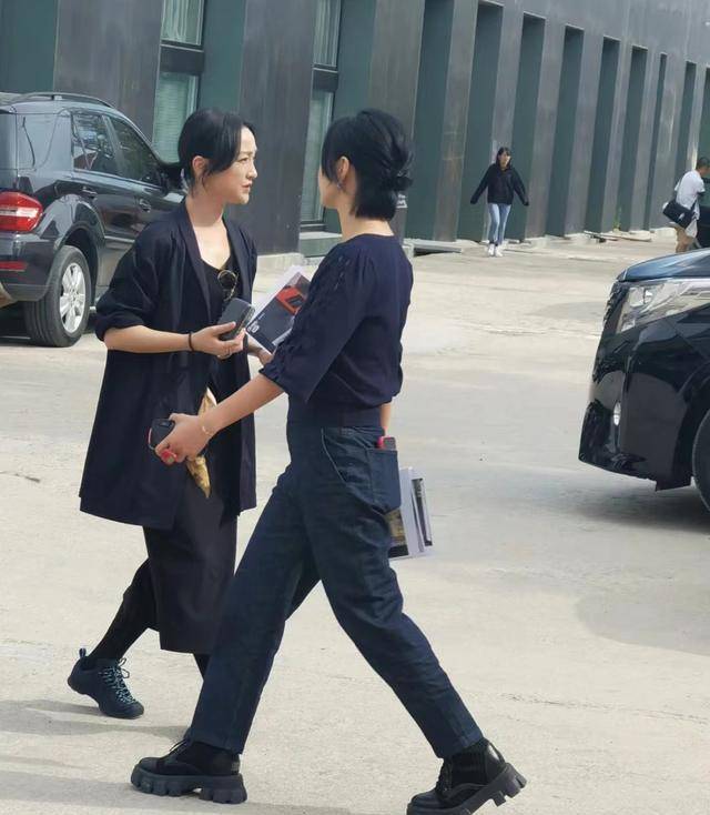 周迅录综艺被偶遇,穿平底鞋比157cm阿雅略矮,生图状态令人感慨_周迅璐