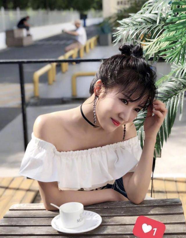 "阔太"李念换风格太美了,穿一字肩连衣裙配丸子头,甜美像少女_色彩