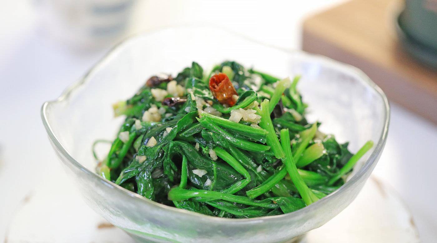 春天吃蒜蓉菠菜,记住不要和豆腐搭配,在家做出饭店的味道_step_口感