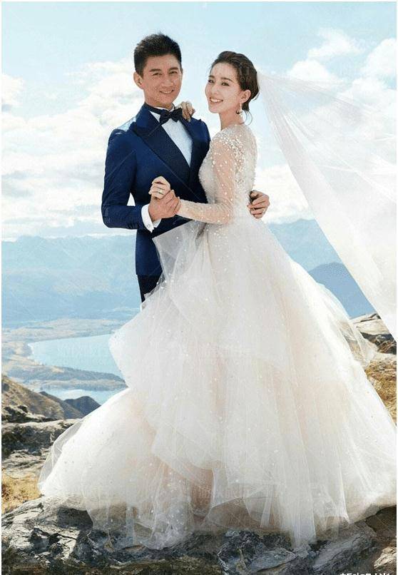 吴奇隆刘诗诗穿条纹情侣装秀恩爱,男帅女美看不出16岁年龄差_时尚