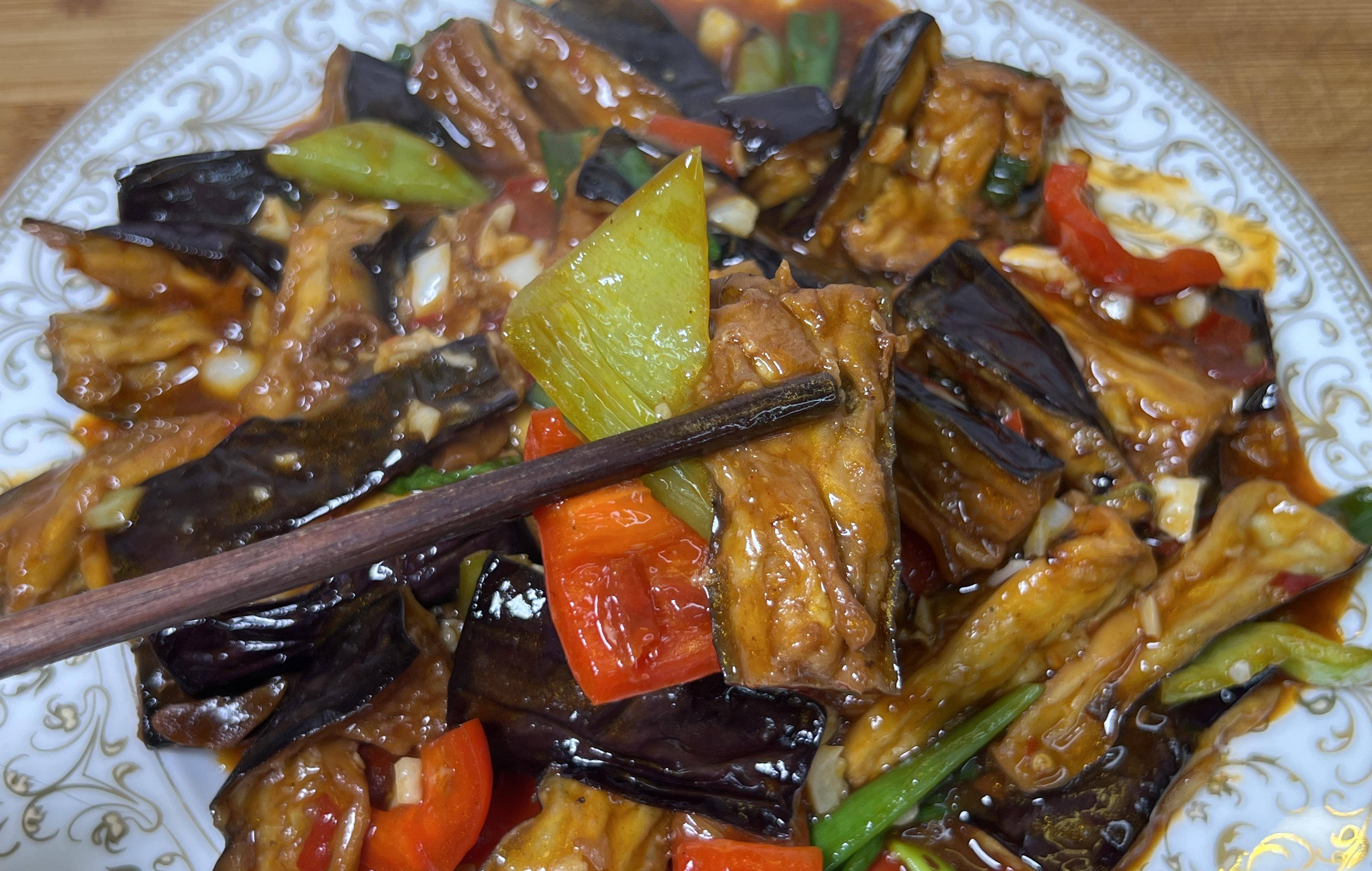 做飯也有很多種,在飯店必點菜的有魚香茄子,肉末茄子,燒茄子,乾鍋茄子