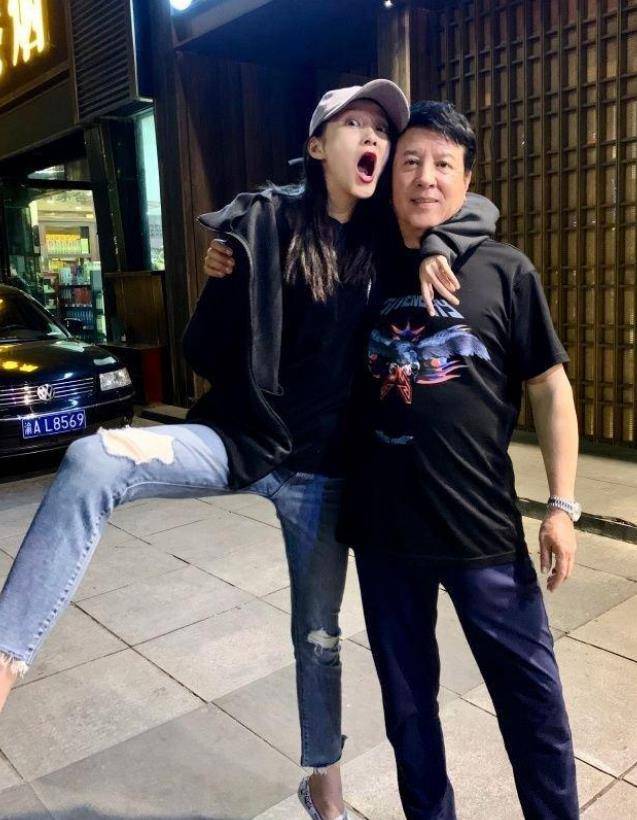 关晓彤和爸爸合影太豪迈,张大嘴巴迈开腿,你的偶像包袱呢?