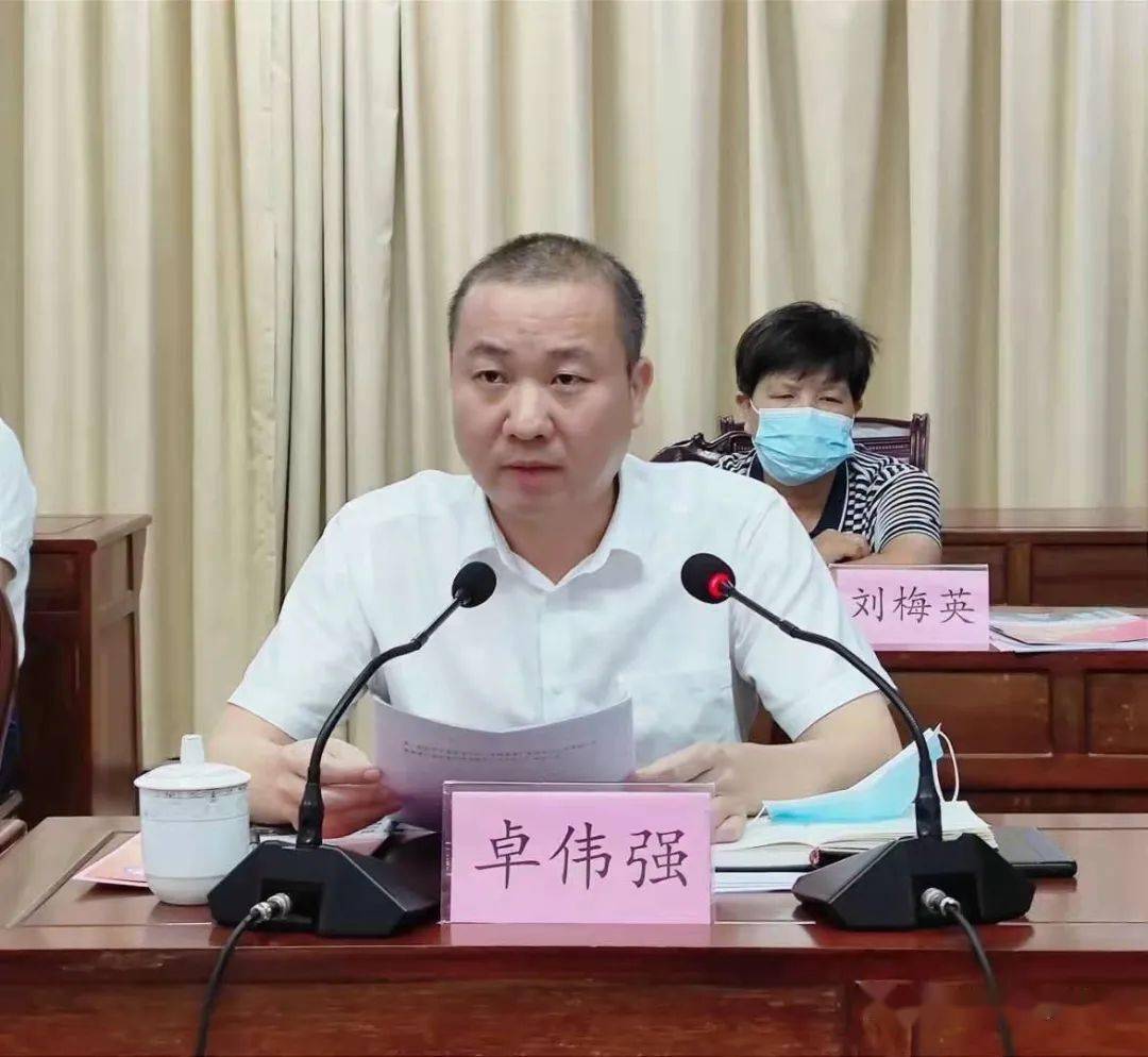 优秀学生家长代表魏宝芳先生发言