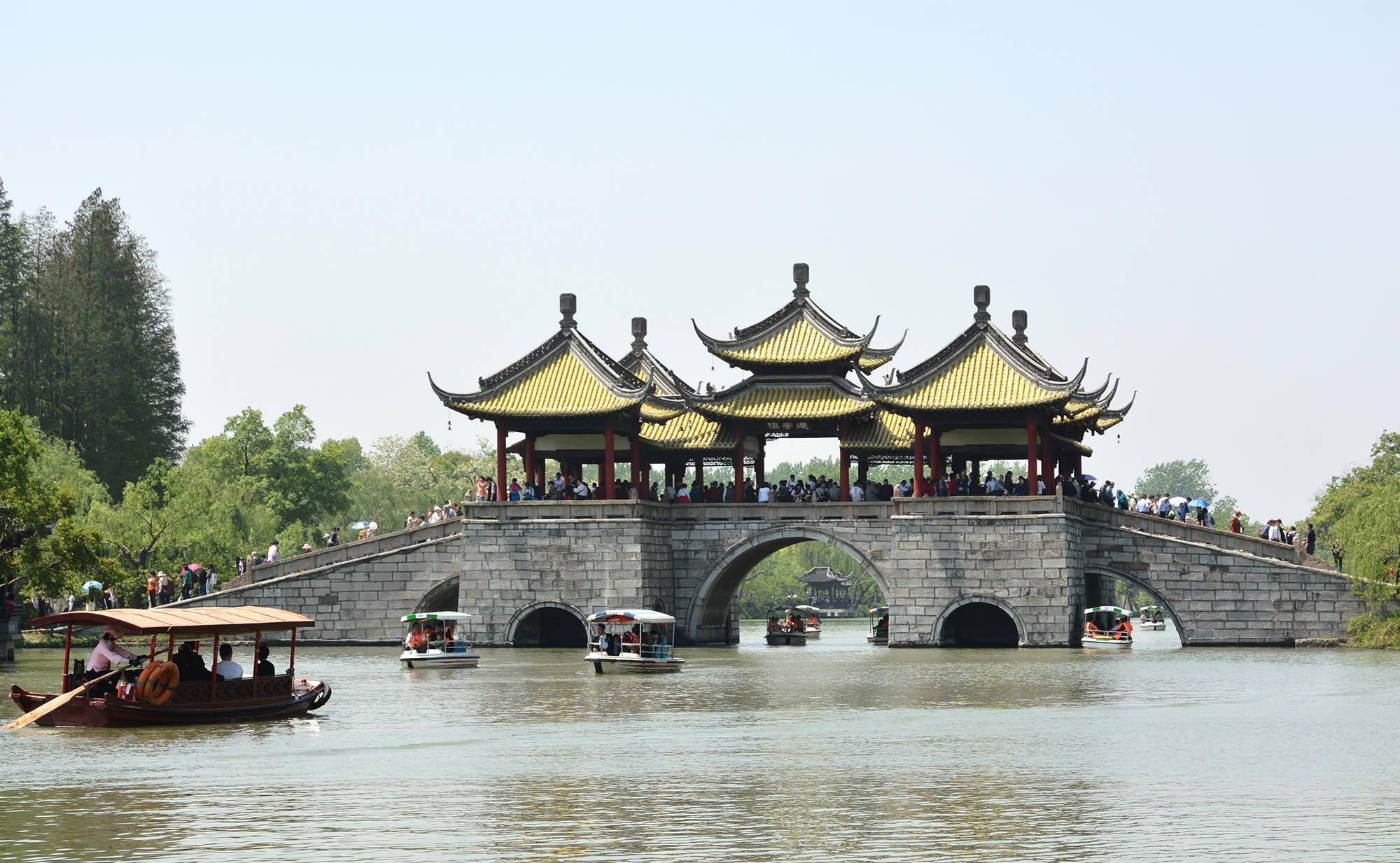 大虹桥,吹台,凫庄,望春楼等景点组成,其中最著名的是五亭桥,也是扬州