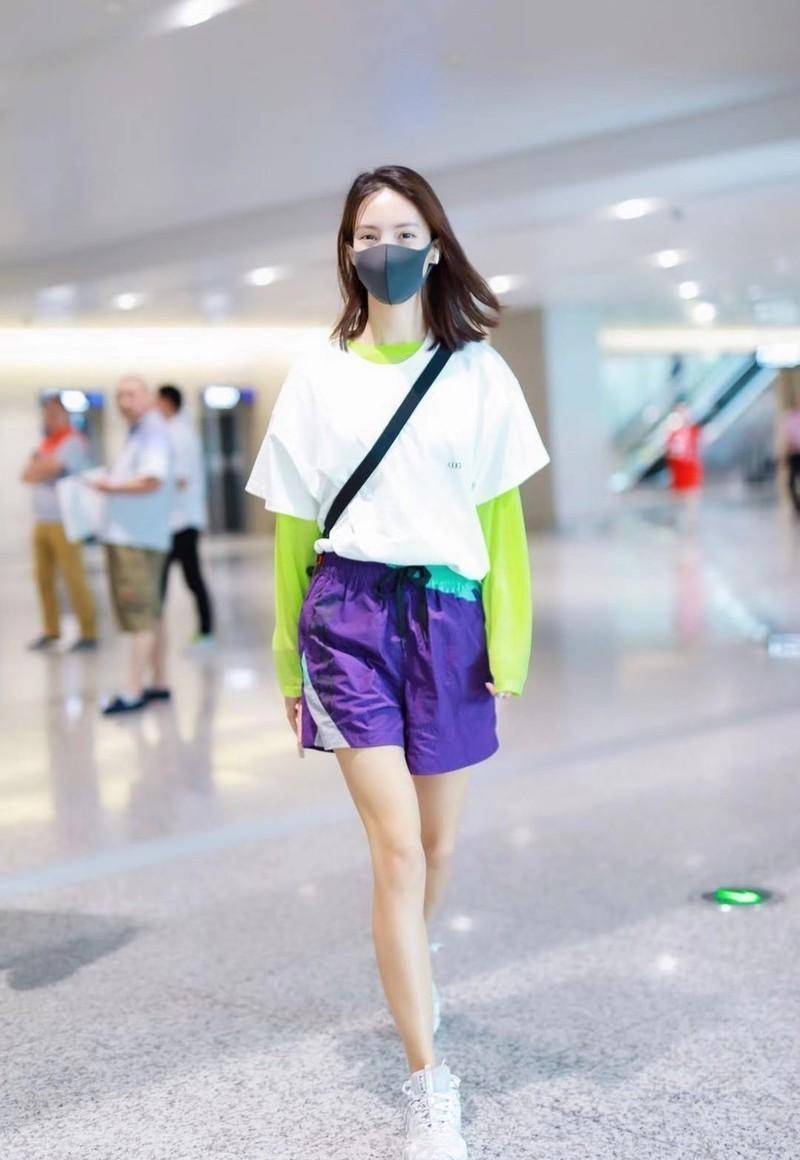 金晨机场街拍,看姐姐团门面担当的时髦舒适风格_牛仔裤_手袋_黑色