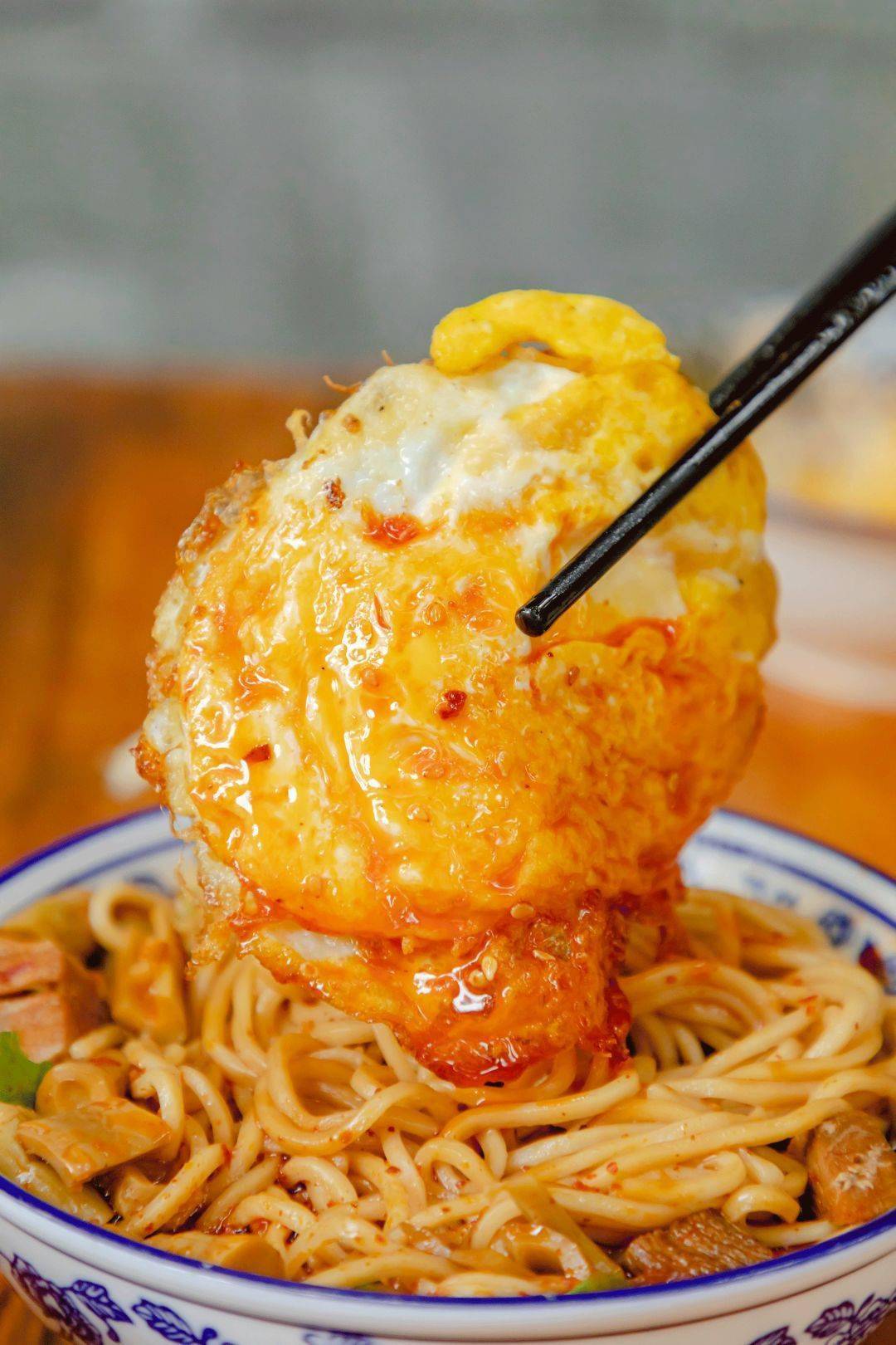 红烧牛肉面自家炼的红油微微辣口感不厚重牛肉带点乳香味煨得很