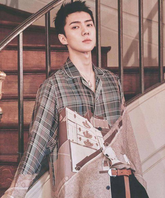 吴世勋"猫系男神"穿搭风养成指南,让男朋友们自带高冷范儿_颜色_风格