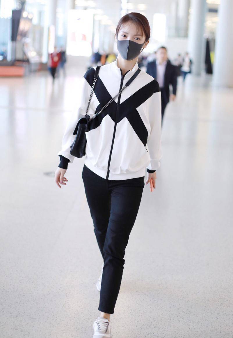 金晨机场街拍,看姐姐团门面担当的时髦舒适风格_牛仔裤_手袋_黑色