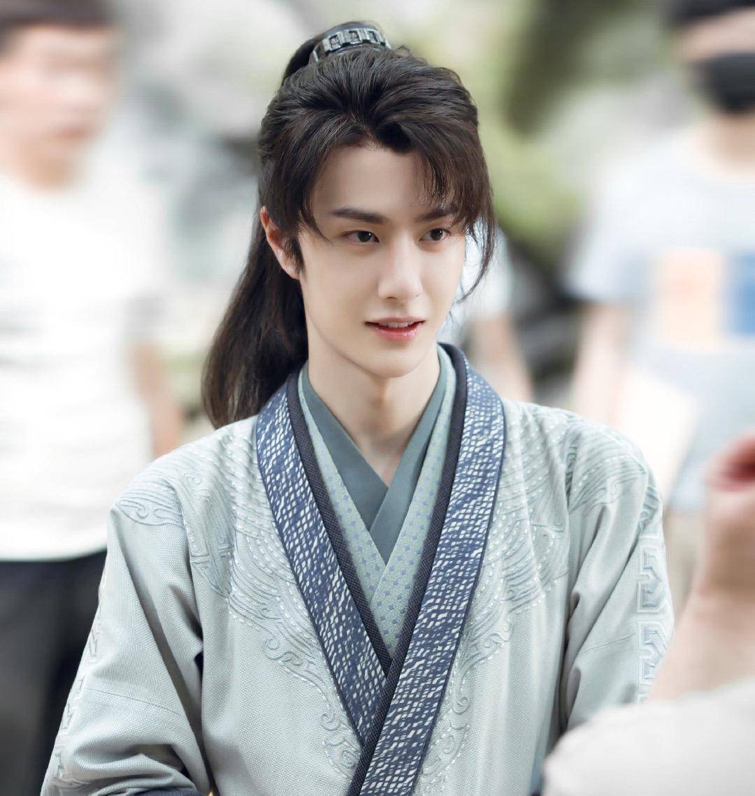 外卖套装穿出秀场感,老年套头衫也变得青春洋溢_吴亦凡_时尚_感觉