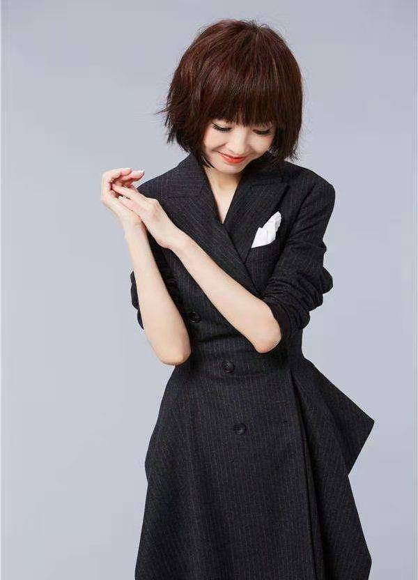 50岁鲁豫真的太瘦了,一身白西装松松垮垮,显得头好大_身材苗条_效果