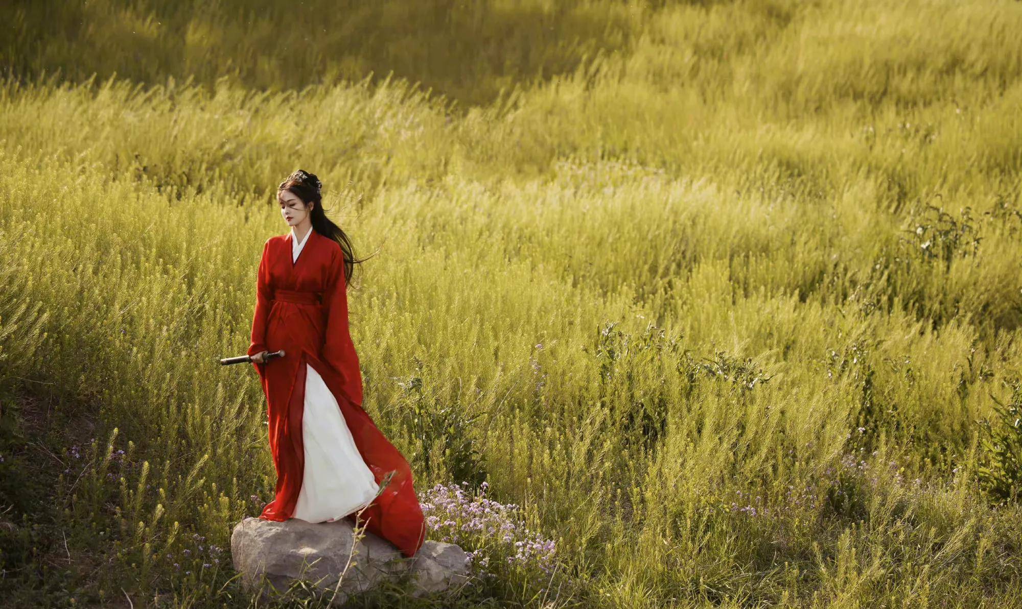 白露和哈妮克孜两位红衣女星都身穿红衣,谁更好看?_女子_红纱_尼柯