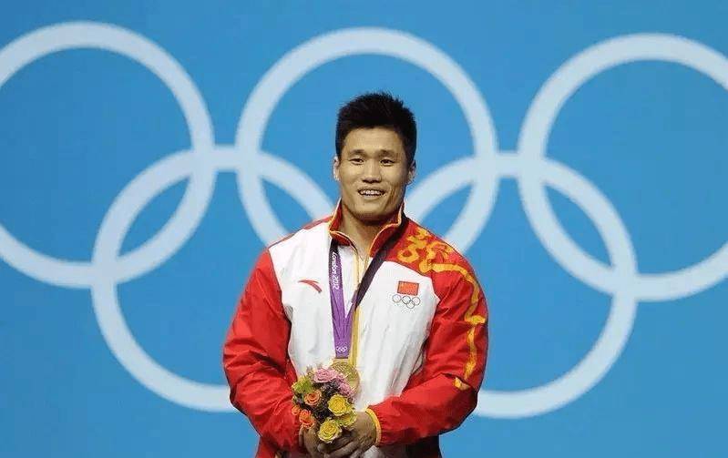 19岁拿下中国第一块举重奥运金牌,他叫曾国强,如今却被人遗忘_奥运会